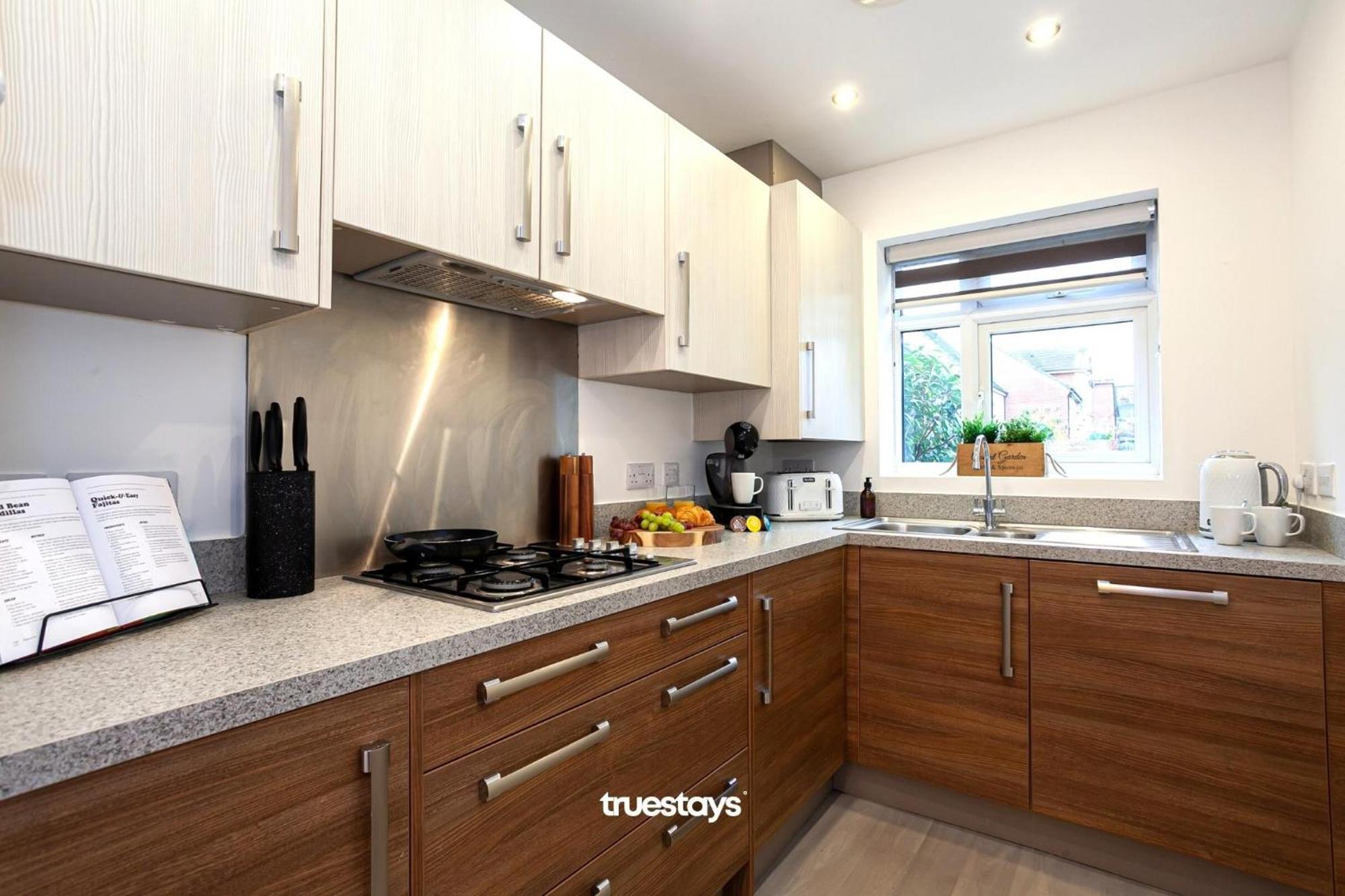 Ambassador House By Truestays - Luxury 4 Bedroom House In Stoke-On-Trent Etruria Exterior photo