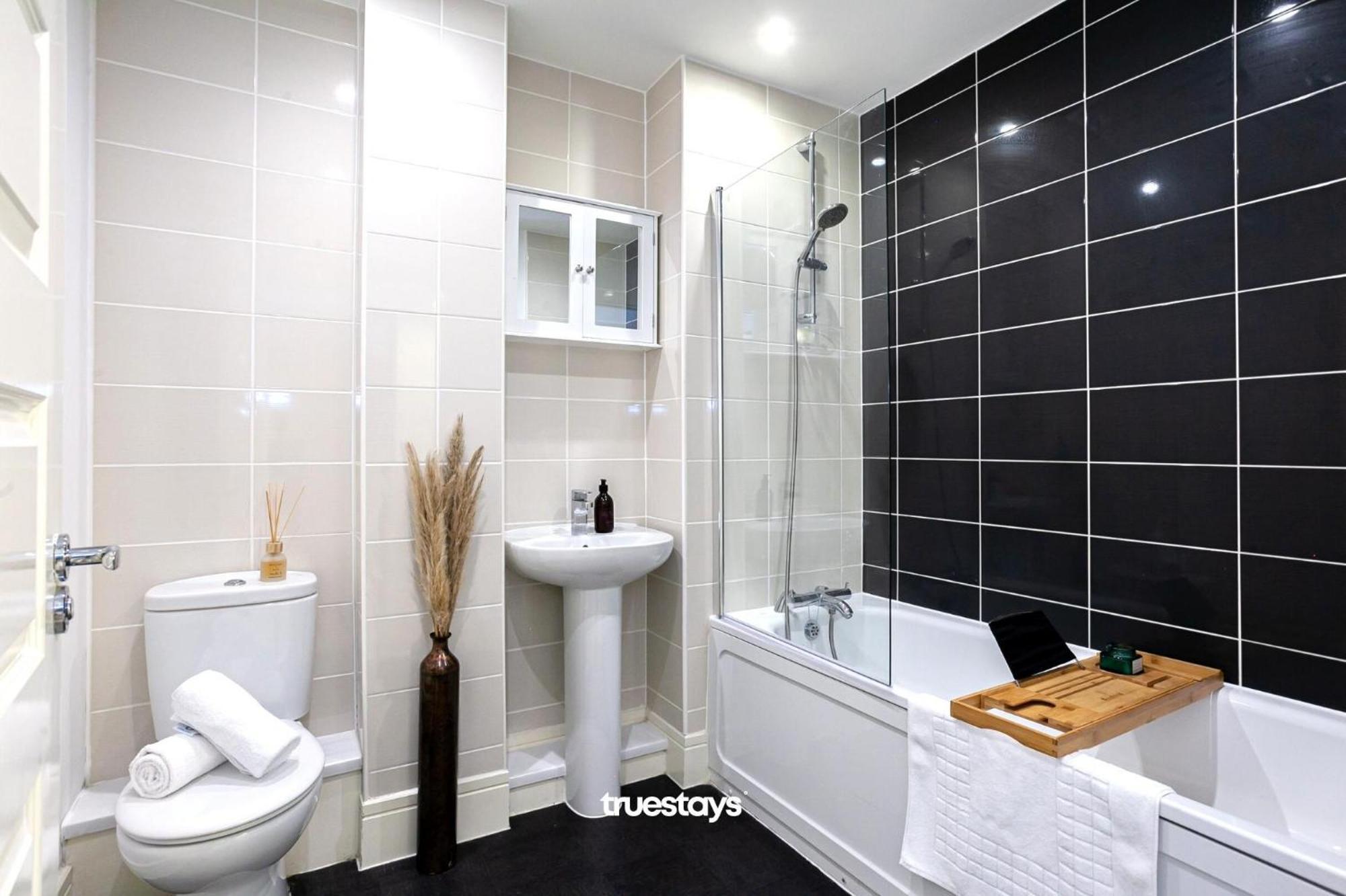 Ambassador House By Truestays - Luxury 4 Bedroom House In Stoke-On-Trent Etruria Exterior photo