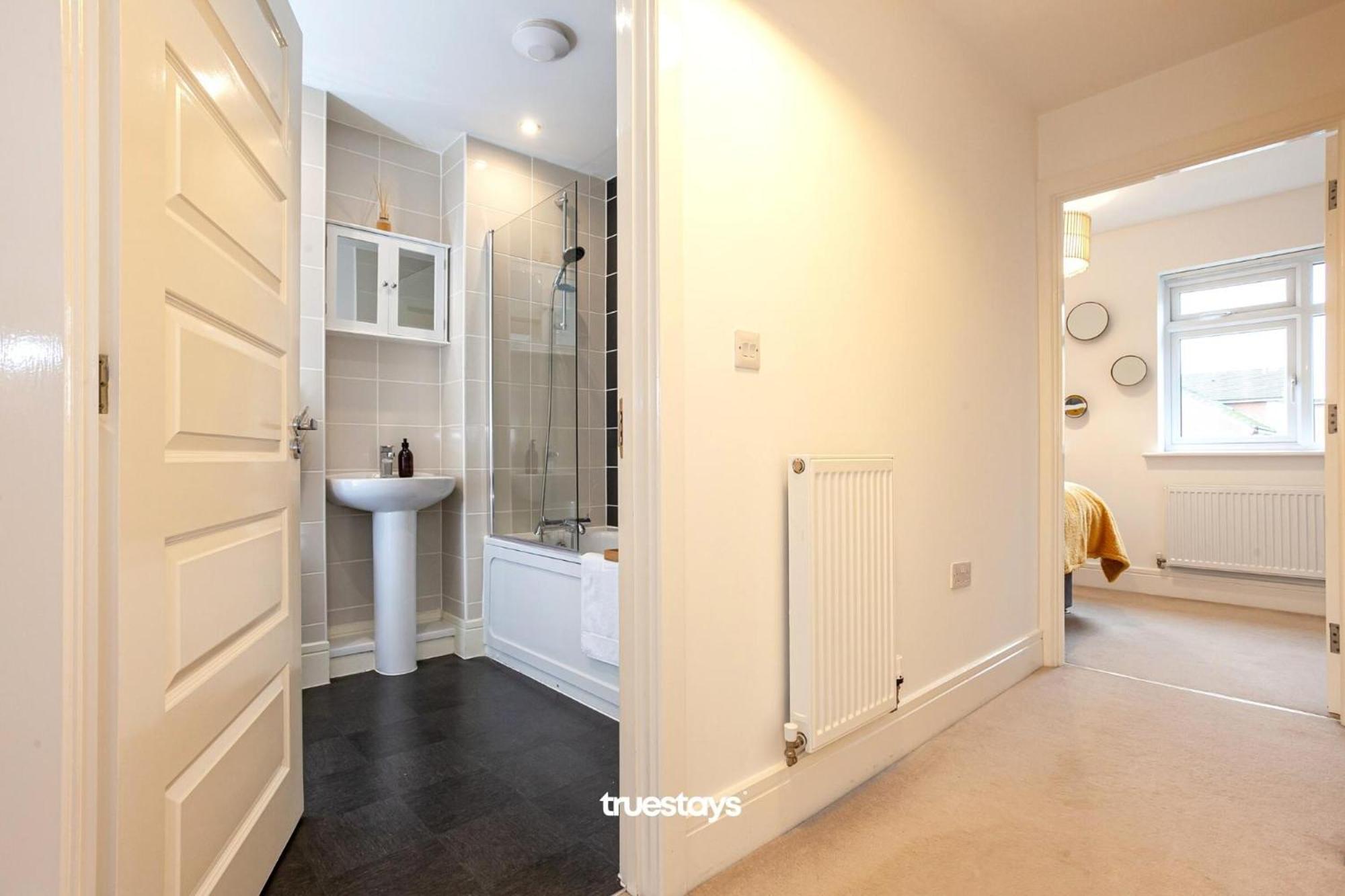 Ambassador House By Truestays - Luxury 4 Bedroom House In Stoke-On-Trent Etruria Exterior photo