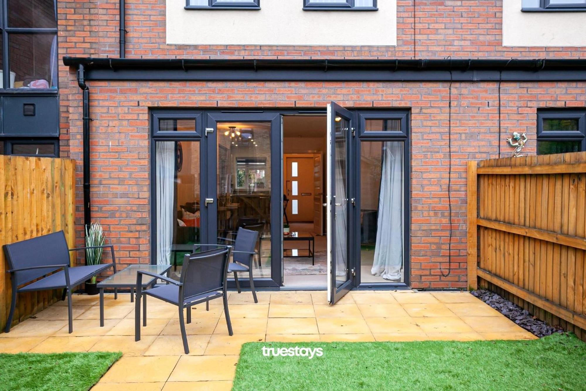 Ambassador House By Truestays - Luxury 4 Bedroom House In Stoke-On-Trent Etruria Exterior photo