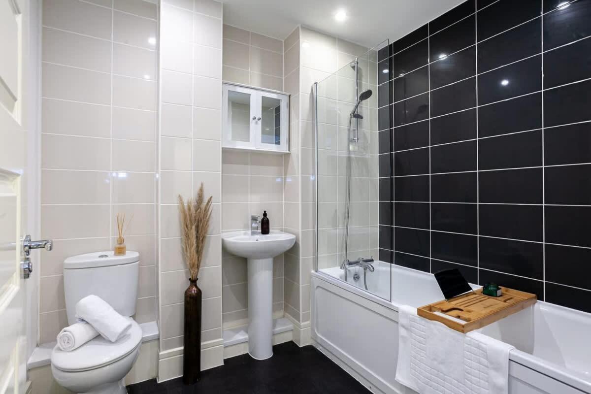 Ambassador House By Truestays - Luxury 4 Bedroom House In Stoke-On-Trent Etruria Exterior photo