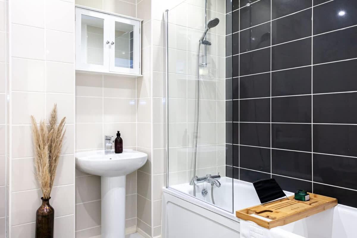 Ambassador House By Truestays - Luxury 4 Bedroom House In Stoke-On-Trent Etruria Exterior photo